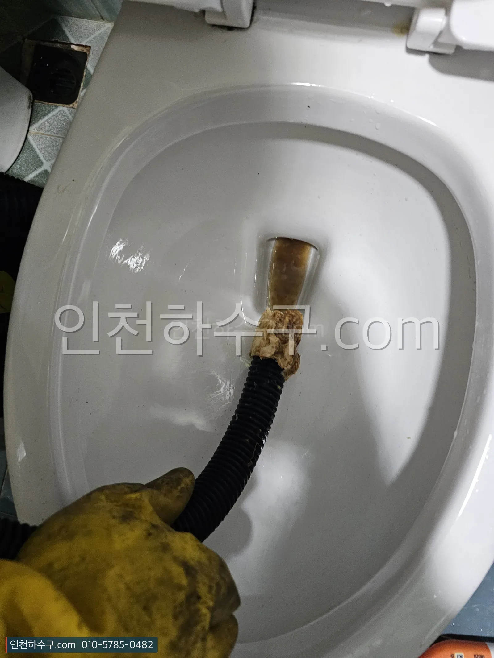 변기 안으로 스프링 장비를 넣어 관통하는 작업