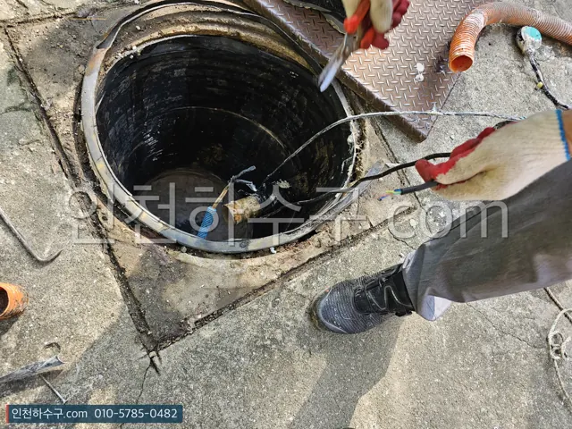 집수정에서 헌 수중펌프를 끌어올리는 작업