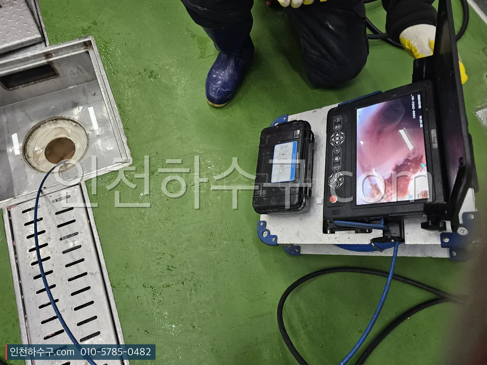현장에 펼쳐 놓은 배관 내시경·탐지 장비