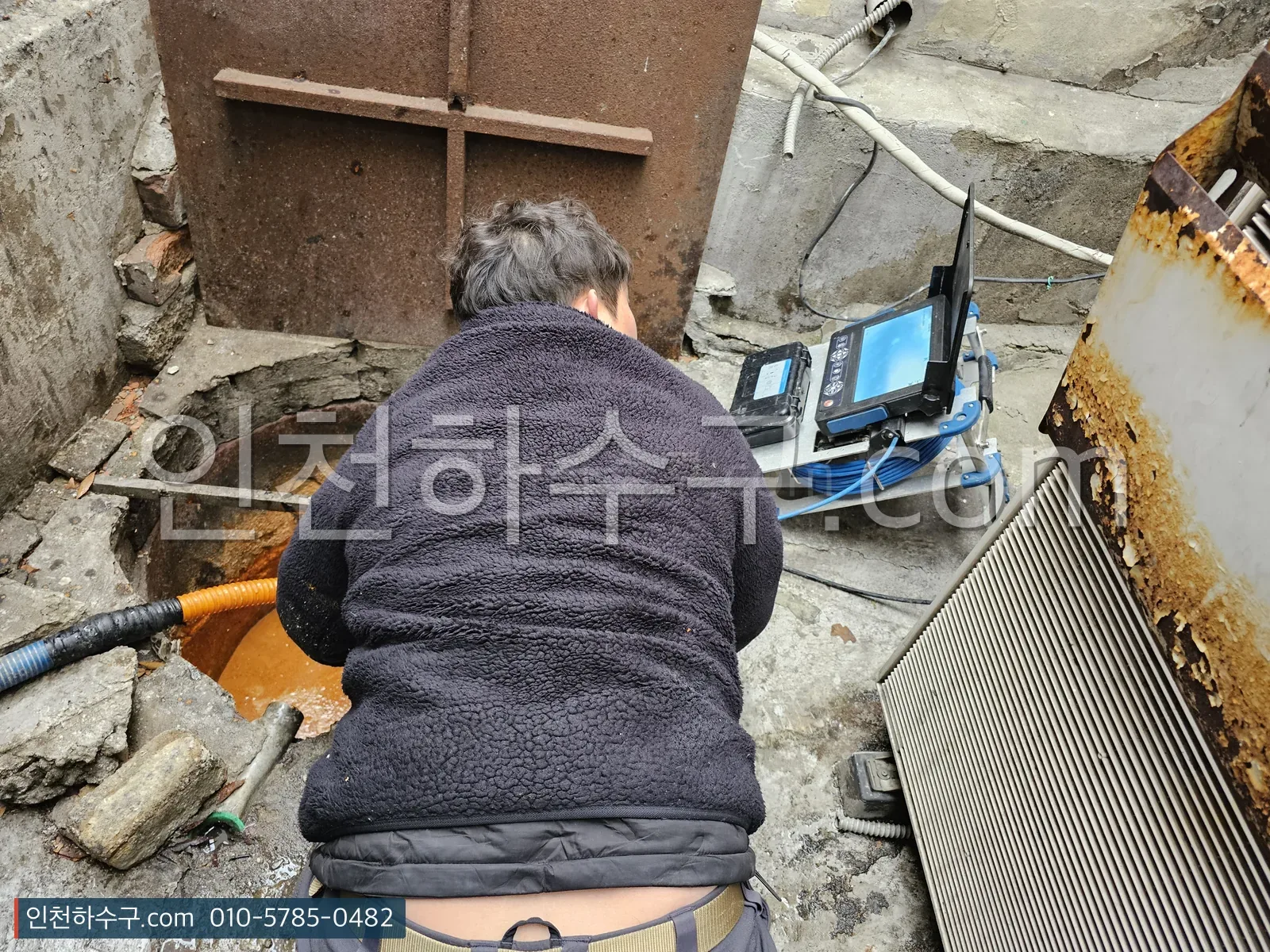 바닥을 열고 배관 상태를 확인하는 작업