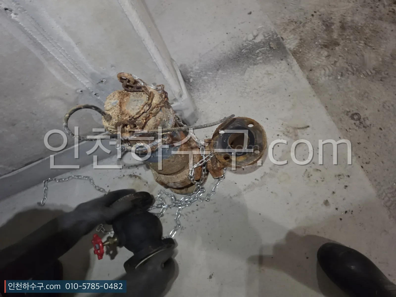 인양한 노후 집수정 배수펌프와 분리한 체크밸브